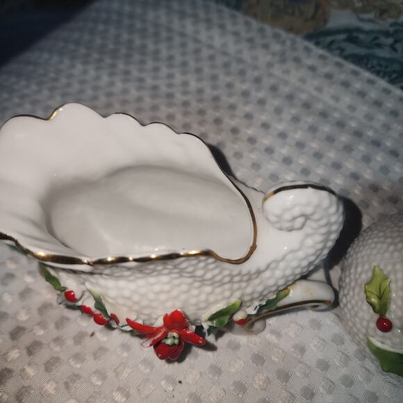 VINTAGE HOBNAIL HOLLYWARE EUC PORCELAIN SLEIGH  AND PITCHER COMBO COLLECTIBLE - Picture 2 of 6